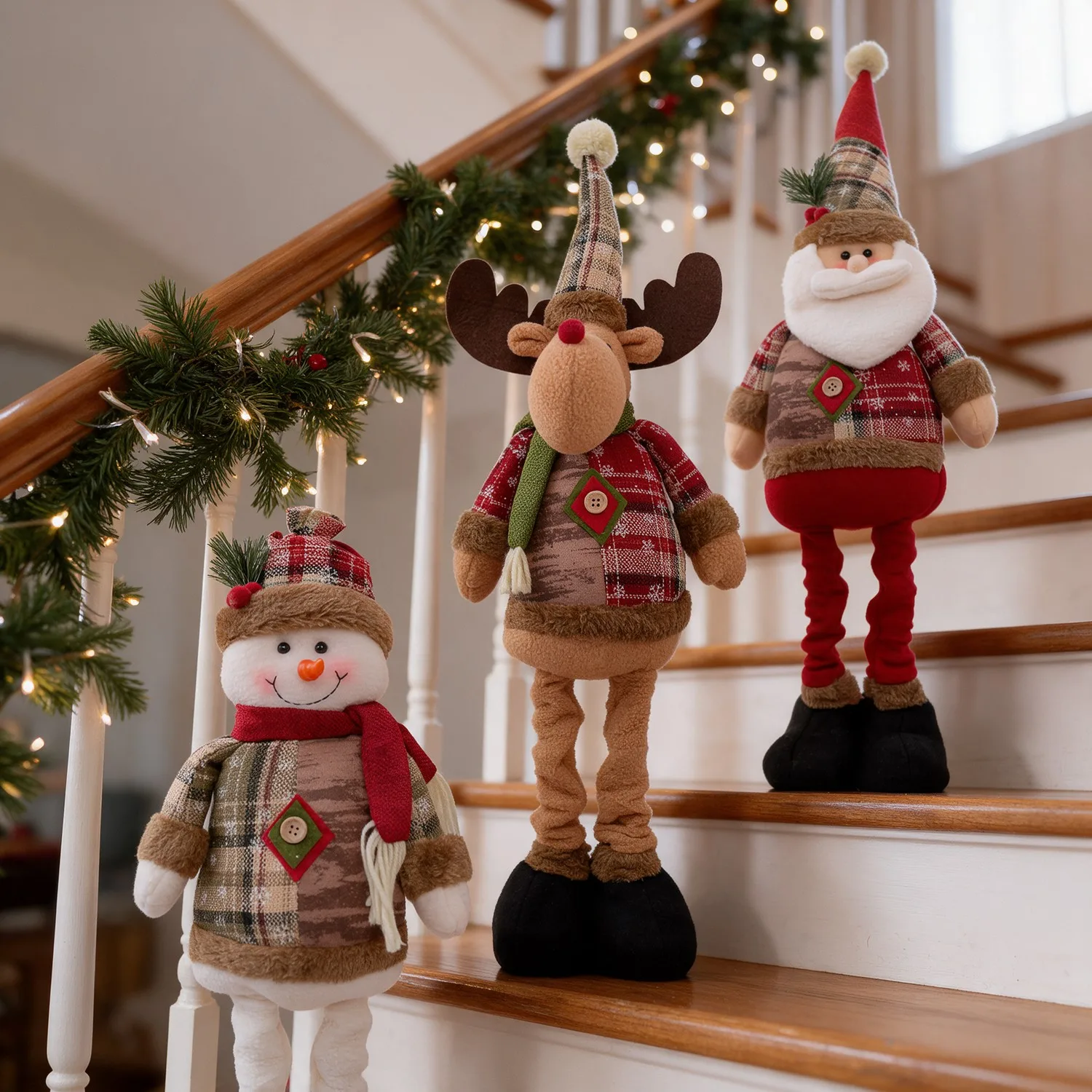 Boneco de Neve, Rena e Papai Noel um em cada degrau da escada decorada