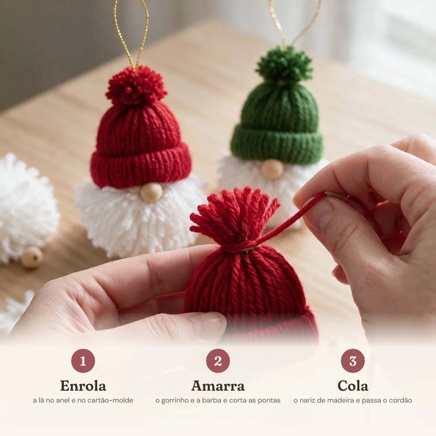 Mãos amarrando o gorrinho vermelho de lã de um gnominho