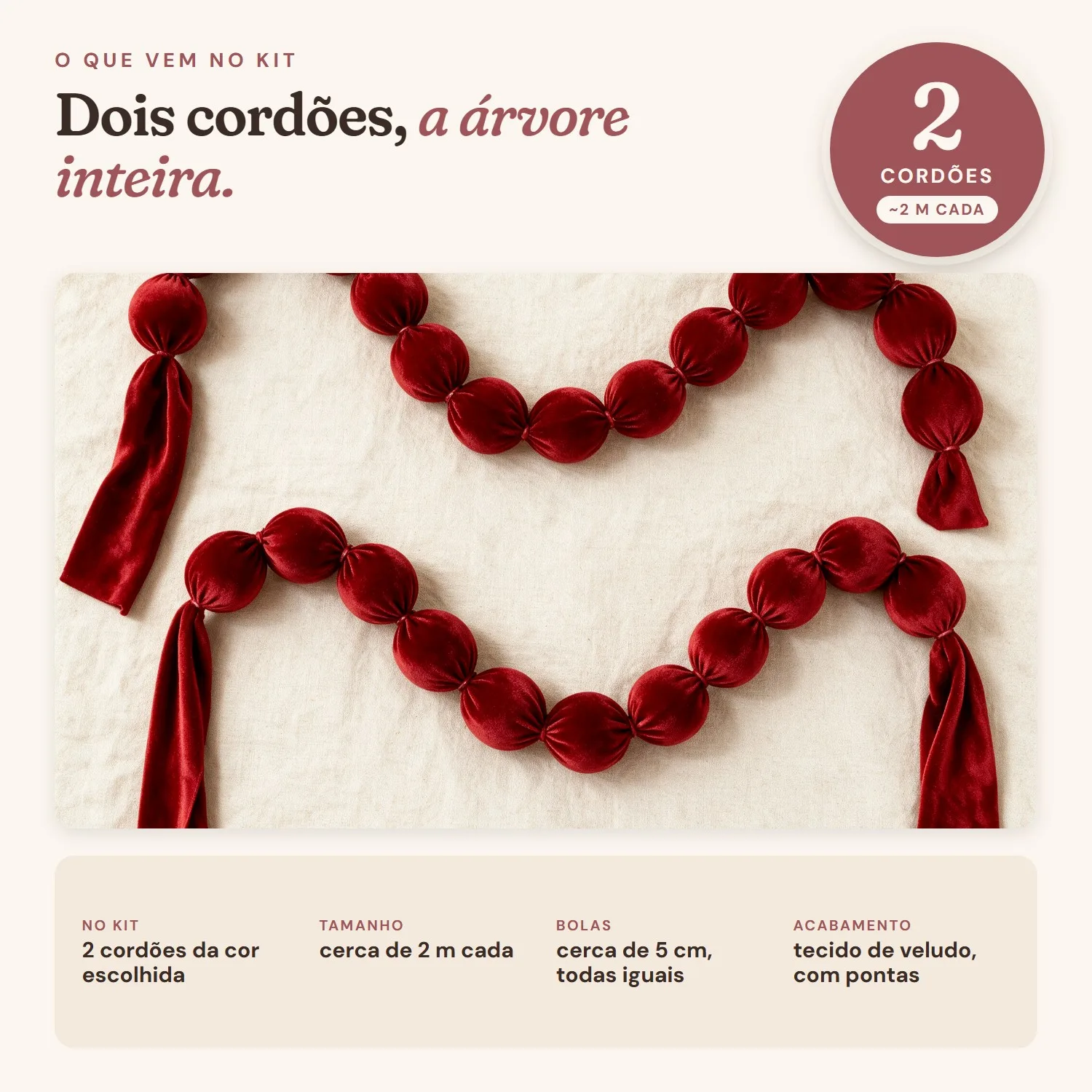 Os dois cordões de bolas de veludo do kit, com as pontas de tecido
