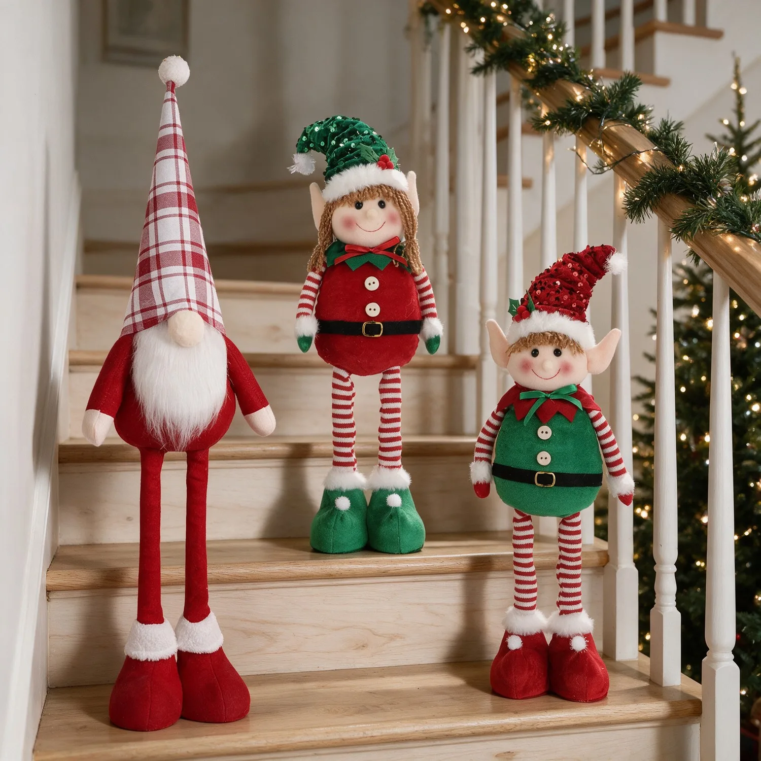 Gnomo, Duendinha e Duende, um em cada degrau da escada decorada